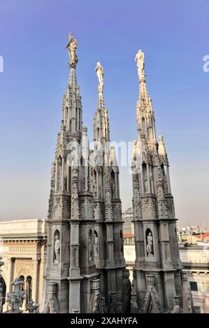 Figures de l'église, vue depuis le toit de la cathédrale de Milan, Cathédrale de Milan, Duomo, la construction a commencé en 1386, achevée en 1858, Milan, Milan Banque D'Images