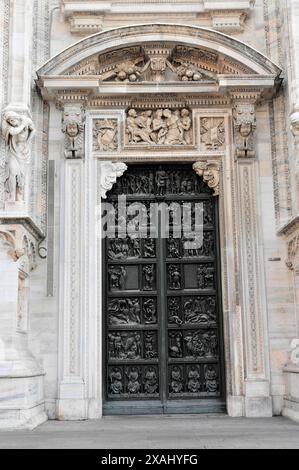 Cathédrale de Milan, Duomo de Milan, construction commencée en 1386, achevée en 1858, Milan, Milan, Lombardie, Italie, Europe, porte en bois richement décorée Banque D'Images