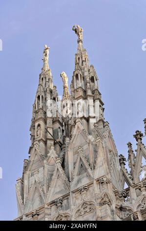 Figure de l'église, vue depuis le toit de la cathédrale de Milan, cathédrale de Milan, Duomo, construction commencée en 1386, achevée en 1858, Milan, Milan Banque D'Images