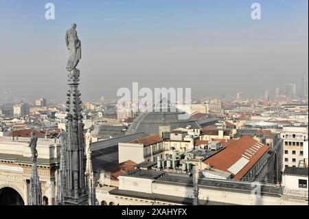 Figure de l'église, vue depuis le toit de la cathédrale de Milan, cathédrale de Milan, Duomo, construction commencée en 1386, achevée en 1858, Milan, Milan Banque D'Images