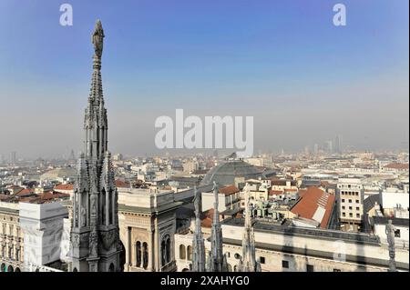 Figure de l'église, vue depuis le toit de la cathédrale de Milan, cathédrale de Milan, Duomo, construction commencée en 1386, achevée en 1858, Milan, Milan Banque D'Images