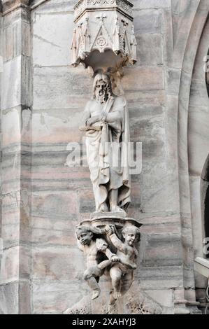 Figure de l'église, vue depuis le toit de la cathédrale de Milan, cathédrale de Milan, Duomo, construction commencée en 1386, achevée en 1858, Milan, Milan Banque D'Images