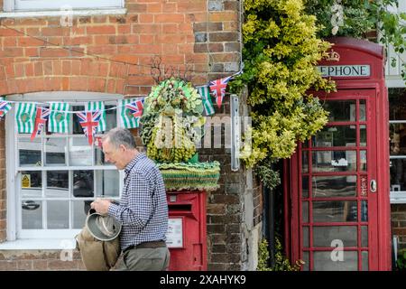 Avebury, Royaume-Uni. 7 juin 2024. Un topper de boîte postale tricoté Green Man est arrivé à Avebury. Le village célèbre pour être placé dans un cercle de pierre préhistorique attire de nombreuses personnes intéressées par les modes de vie naturels ainsi que les touristes conventionnels. L'homme vert est censé représenter le cycle de la vie, de la mort et de la renaissance. Crédit : JMF News/Alamy Live News Banque D'Images