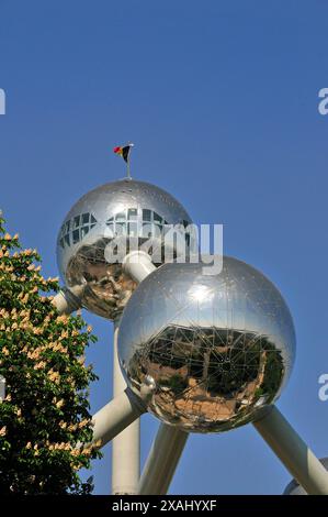 Atomium, construit en 1958 pour l'exposition universelle, utilise neuf atomes pour représenter la cellule élémentaire cubique centrée sur le corps d'une structure cristalline de fer Banque D'Images