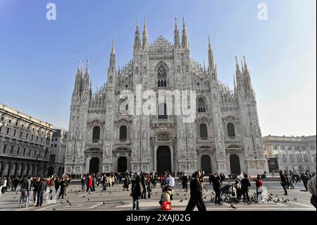 Cathédrale de Milan, Duomo de Milan, construction commencée en 1386, achevée en 1858, Milan, Milan, Lombardie, Italie, Europe, les gens apprécient la place dans Banque D'Images