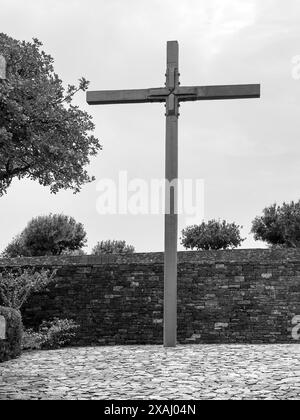 Photo en noir et blanc d'une croix chrétienne placée devant le cimetière militaire de Maleme, Maleme, Crète, Grèce Banque D'Images