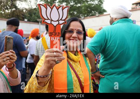 New Delhi, Inde. 04 juin 2024. Partisan de Narendra Modi, le premier ministre indien et chef du Bharatiya Janata Party (BJP) célèbre les résultats du dépouillement des voix pour les élections générales indiennes, au siège du BJP à New Delhi, en Inde, le 4 juin 2024. Photo de Anshuman Akash/ABACAPRESS. COM Credit : Abaca Press/Alamy Live News Banque D'Images