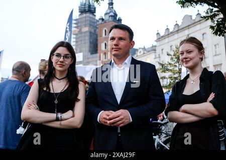 Cracovie, Pologne, 6 juin 2024.Sławomir Mentzen (au milieu), membre du Parlement polonais (Sejm), assiste à un rassemblement pendant la campagne électorale du Parlement européen sur la place principale de la vieille ville de Cracovie. Krzysztof Bosak représente le parti politique d'extrême droite - Konfederacja, qui gagne du soutien en Pologne. Crédit : Dominika Zarzycka/Alamy Live News. Banque D'Images