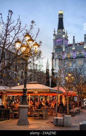 Cafe tables dans la Plaza de Santa Ana à l'Hôtel Reina Victoria en arrière-plan, le centre de Madrid, Espagne Banque D'Images