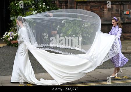 Chester, Royaume-Uni. 7 juin 2024. Olivia Henson arrive pour son mariage avec Hugh Grosvenor, le duc de Westminster à la cathédrale de Chester. Crédit : Doug Peters/EMPICS/Alamy Live News Banque D'Images