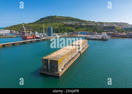 Castletown, Portland, Dorset, Royaume-Uni. 6 juin 2024. Anniversaire du jour J 80. Vue des deux caissons Phoenix classés de grade 2 au port de Portland dans le Dorset. Pendant la seconde Guerre mondiale, ils ont été utilisés comme brise-lames pour créer deux ports temporaires, Mulberry A à Omaha Beach, et Mulberry B à Gold Beach en Normandie en France pour décharger des fournitures et du matériel pour soutenir l'invasion alliée en juin 1944 en raison du manque de ports appropriés le long de l'invasion échouée. Leur conception est basée sur un concept initialement proposé par Winston Churchill en 1917. Crédit photo : Graham Hunt/Alamy Live News Banque D'Images