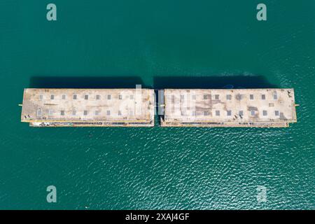 Castletown, Portland, Dorset, Royaume-Uni. 6 juin 2024. Anniversaire du jour J 80. Vue des deux caissons Phoenix classés de grade 2 au port de Portland dans le Dorset. Pendant la seconde Guerre mondiale, ils ont été utilisés comme brise-lames pour créer deux ports temporaires, Mulberry A à Omaha Beach, et Mulberry B à Gold Beach en Normandie en France pour décharger des fournitures et du matériel pour soutenir l'invasion alliée en juin 1944 en raison du manque de ports appropriés le long de l'invasion échouée. Leur conception est basée sur un concept initialement proposé par Winston Churchill en 1917. Crédit photo : Graham Hunt/Alamy Live News Banque D'Images