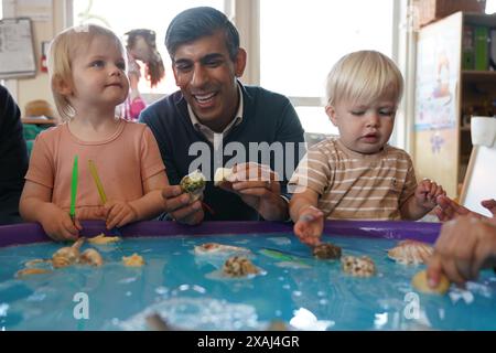 Le premier ministre Rishi Sunak, lors d'une visite à imagination Childcare, à Swindon, Wiltshire, alors qu'il se trouvait sur la piste de la campagne électorale générale. Date de la photo : vendredi 7 juin 2024. Banque D'Images