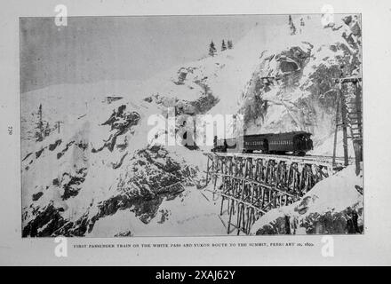 PREMIER TRAIN DE VOYAGEURS sur le COL BLANC ET YUKON ROUTE vers le sommet 20 février 1899 de l'article L'INGÉNIEUR ET LA ROUTE VERS LES CHAMPS D'OR. Par Harrington Emerson. Tiré de l'Engineering Magazine consacré au progrès industriel volume XVII 1899 The Engineering Magazine Co Banque D'Images