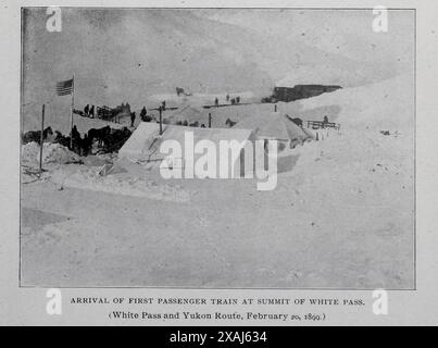 Arrivée du PREMIER TRAIN DE VOYAGEURS au sommet du COL BLANC (COL BLANC ET TRAJET YUKON, 20 février 1899.) DE L'ARTICLE L'INGÉNIEUR ET LA ROUTE AUX CHAMPS D'OR. Par Harrington Emerson. Tiré de l'Engineering Magazine consacré au progrès industriel volume XVII 1899 The Engineering Magazine Co Banque D'Images