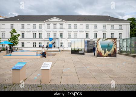 Vorplatz des Pommerschen Landesmuseum im Caspar David Friedrich Jubiläumsjahr zum 250. Geburtstag des berühmtesten Greifswalder Sohns. Überdimensionale Aufsteller mit seinen Gemälden zieren den Vorplatz des musées. GER, Pommersches Landesmuseum, Greifswald, PLM, Hansestadt, Kultur, Musée, Mecklenburg-Poméranie occidentale, Tourismus, Reisen, Kunst *** parvis du Musée d'État de Poméranie dans le Caspar David Friedrich année anniversaire pour marquer le 250ème anniversaire de Greifswalds fils les plus célèbres affichages surdimensionnés avec ses peintures ornent le parvis du musée GER, Musée d'État de Poméranie, Greifs Banque D'Images