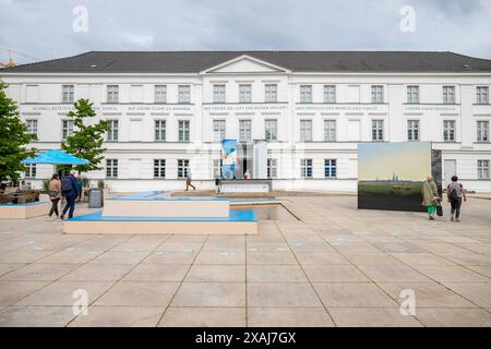 Vorplatz des Pommerschen Landesmuseum im Caspar David Friedrich Jubiläumsjahr zum 250. Geburtstag des berühmtesten Greifswalder Sohns. Überdimensionale Aufsteller mit seinen Gemälden zieren den Vorplatz des musées. GER, Pommersches Landesmuseum, Greifswald, PLM, Hansestadt, Kultur, Musée, Mecklenburg-Poméranie occidentale, Tourismus, Reisen, Kunst *** parvis du Musée d'État de Poméranie dans le Caspar David Friedrich année anniversaire pour marquer le 250ème anniversaire de Greifswalds fils les plus célèbres affichages surdimensionnés avec ses peintures ornent le parvis du musée GER, Musée d'État de Poméranie, Greifs Banque D'Images