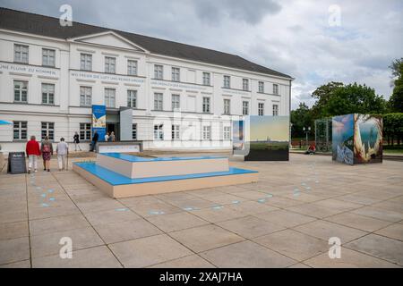 Vorplatz des Pommerschen Landesmuseum im Caspar David Friedrich Jubiläumsjahr zum 250. Geburtstag des berühmtesten Greifswalder Sohns. Überdimensionale Aufsteller mit seinen Gemälden zieren den Vorplatz des musées. GER, Pommersches Landesmuseum, Greifswald, PLM, Hansestadt, Kultur, Musée, Mecklenburg-Poméranie occidentale, Tourismus, Reisen, Kunst *** parvis du Musée d'État de Poméranie dans le Caspar David Friedrich année anniversaire pour marquer le 250ème anniversaire de Greifswalds fils les plus célèbres affichages surdimensionnés avec ses peintures ornent le parvis du musée GER, Musée d'État de Poméranie, Greifs Banque D'Images