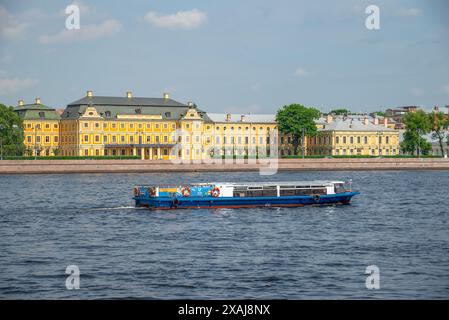 ST. PÉTERSBOURG, RUSSIE - 02 JUIN 2024 : bateau d'excursion sur le fond du Palais Menchikov. Saint-Pétersbourg Banque D'Images