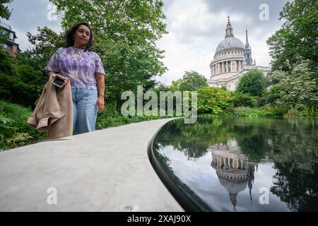 Les gens près de la cathédrale Saint-Paul à Londres. Date de la photo : vendredi 7 juin 2024. Banque D'Images