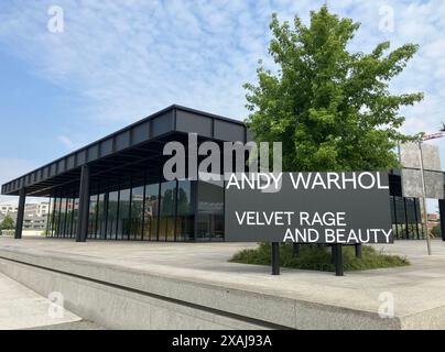 Berlin, Allemagne. 07 juin 2024. Devant la Neue Nationalgalerie à Berlin, un panneau indique l'exposition Andy Warhol. Velvet Rage and Beauty ». Crédit : Gerd Roth/dpa/Alamy Live News Banque D'Images