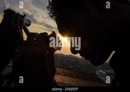 Bandung, Java occidental, Indonésie. 7 juin 2024. Un officier surveille la nouvelle lune à l'aide d'un télescope pour déterminer le jour de l'Aïd al-Adha 1445 Hijriyah à l'Observatoire Albiruni, Bandung. Le ministère indonésien de la religion surveille la nouvelle lune dans 114 endroits à travers l'Indonésie pour assurer la détermination de l'Aïd-al Adha 1445 Hijriyah. (Crédit image : © Dimas Rachmatsyah/ZUMA Press Wire) USAGE ÉDITORIAL SEULEMENT! Non destiné à UN USAGE commercial ! Banque D'Images