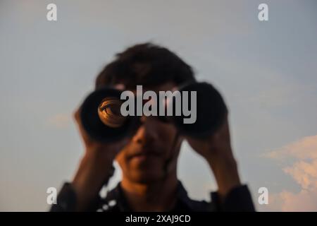 Bandung, Java occidental, Indonésie. 7 juin 2024. Un officier surveille la nouvelle lune à l'aide d'un télescope pour déterminer le jour de l'Aïd al-Adha 1445 Hijriyah à l'Observatoire Albiruni, Bandung. Le ministère indonésien de la religion surveille la nouvelle lune dans 114 endroits à travers l'Indonésie pour assurer la détermination de l'Aïd-al Adha 1445 Hijriyah. (Crédit image : © Dimas Rachmatsyah/ZUMA Press Wire) USAGE ÉDITORIAL SEULEMENT! Non destiné à UN USAGE commercial ! Banque D'Images