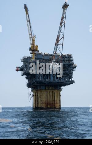 Une grande plate-forme pétrolière flottante offshore opère dans le golfe du Mexique près de la côte de la Louisiane. Banque D'Images