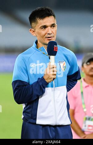 L'indien Sunil Chhetri prononce son discours de retraite après le match entre l'Inde et le Koweït en tant que qualification pour la Coupe du monde de la FIFA 2026 et qualification conjointe préliminaire pour la Coupe d'Asie de l'AFC 2027 au stade de Salt Lake alors qu'il prend sa retraite de sa carrière de footballeur international après avoir disputé 150 matchs et marqué 94 buts internationaux. Il occupe la troisième position de buteur après Lionel Messi et Cristiano Ronaldo au niveau mondial. Il détient également la plus haute distinction d'être le footballeur indien le plus couronné. Score final ; Inde 0:0 Koweït. Banque D'Images