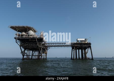 Une plate-forme pétrolière offshore près de Venise, en Louisiane, se dresse dans le golfe du Mexique, un témoignage de l'industrie énergétique florissante de la région. Banque D'Images