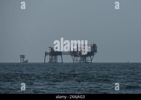 Une plate-forme pétrolière offshore près de Venise, en Louisiane, se dresse dans le golfe du Mexique, un témoignage de l'industrie énergétique florissante de la région. Banque D'Images