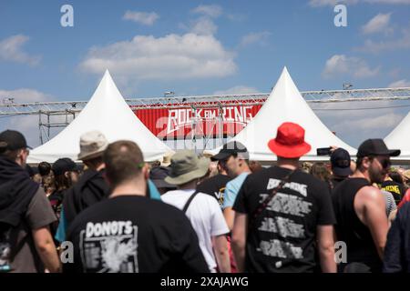 Rock am Ring, Festival Tag 1, Nürburgring, 07.-09.06.2024 Festivalbesucher vor dem Eingang zum Infield beim Rock am Ring Festival, Nürburgring, 07.06. Banque D'Images