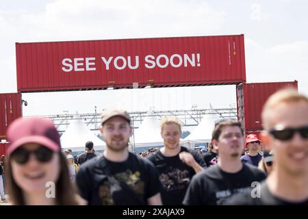 Rock am Ring, Festival Tag 1, Nürburgring, 07.-09.06.2024 Festivalbesucher vor dem Eingang und Ausgang zum Infield mit Aufschrift à bientôt beim Ro Banque D'Images