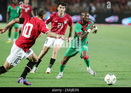 Le Caire, Égypte. 6 juin 2024. Blati Toure (R) du Burkina Faso participe au match de qualification de la Coupe du monde 2026 du groupe A entre l'Egypte et le Burkina Faso au Caire, Egypte, le 6 juin 2024. Crédit : Ahmed Gomaa/Xinhua/Alamy Live News Banque D'Images