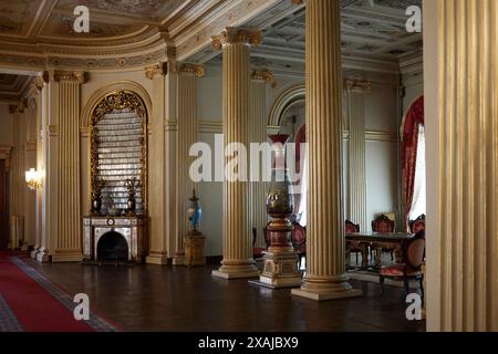 Istanbul, Turquie - 16 avril 2024 : intérieur du palais Dolmabahce Banque D'Images