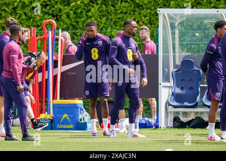 Enfield, Royaume-Uni. 06 juin 2024. L'attaquant anglais Ezri Konsa (Aston Villa) et l'attaquant anglais Ivan Toney arrivent à l'entraînement pendant la session d'entraînement Angleterre avant l'International vs Islande au terrain d'entraînement Tottenham Hotspur, Enfield, Angleterre, Royaume-Uni le 6 juin 2024 crédit : Every second Media/Alamy Live News Banque D'Images