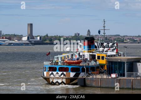 Le 30 mai 2024 à Liverpool, Royaume-Uni. Le Mersey Ferry est un service de transport public de passagers opérant sur la rivière Mersey entre Liverpool à l'est et Birkenhead et Wallasey sur la péninsule de Wirral à l'ouest. Les ferries ont été utilisés sur cette route depuis au moins le 12ème siècle, et continuent d'être populaires pour les populations locales et les visiteurs. Banque D'Images