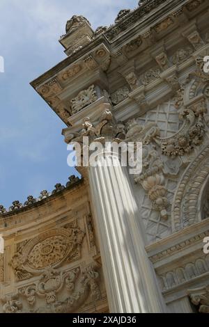 Extérieur des portes du palais Dolmabahce Banque D'Images