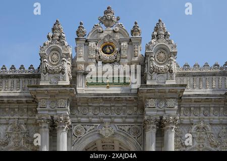 Extérieur des portes du palais Dolmabahce Banque D'Images