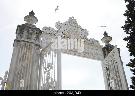 Extérieur des portes du palais Dolmabahce Banque D'Images