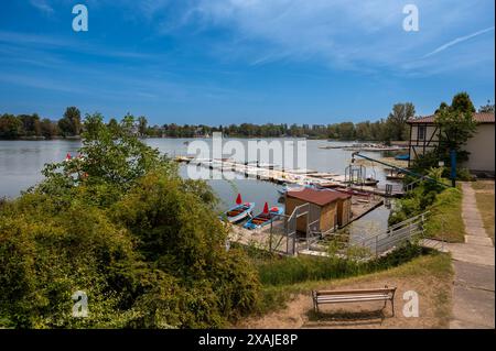 Vienne, Autriche, 17 août 2022. Vue sur le parc naturel Alte Donau. Un quai avec des bateaux à louer est mis en évidence. Les gens se détendent ici. Banque D'Images