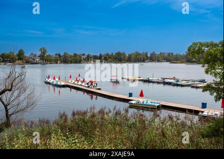 Vienne, Autriche, 17 août 2022. Vue sur le parc naturel Alte Donau. Un quai avec des bateaux à louer est mis en évidence. Les gens se détendent ici. Banque D'Images