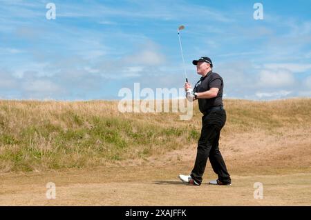 L'ancien international gallois de rugby Ieuan Evans complète le défi de 100 trous au Royal Porthcawl Golf Club aujourd'hui ( mardi 29/6/10) Banque D'Images