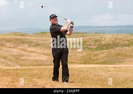 L'ancien international gallois de rugby Ieuan Evans complète le défi de 100 trous au Royal Porthcawl Golf Club aujourd'hui ( mardi 29/6/10) Banque D'Images