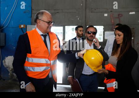 Il sindaco di Roma Roberto Gualtieri visita il cantiere del Porto fluviale Recupero del patrimonio artistico e sociale dell'immobile vincolato ed occupato ex Direzione Magazzini del Commissariato - Cronaca - Roma, Italia -Venerdì, 7 Giugno 2024 (foto Cecilia Fabiano/LaPresse) le maire de Rome Roberto Gualtieri visite le chantier de Porto fluviale récupération du patrimoine artistique et social de la propriété restreinte et occupée ancienne gestion d'entrepôt du Commissariat - Actualités - Rome, Italie - vendredi 7 juin 2024 (photo Cecilia Fabiano/LaPresse) Banque D'Images