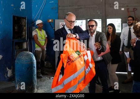 Il sindaco di Roma Roberto Gualtieri visita il cantiere del Porto fluviale Recupero del patrimonio artistico e sociale dell'immobile vincolato ed occupato ex Direzione Magazzini del Commissariato - Cronaca - Roma, Italia -Venerdì, 7 Giugno 2024 (foto Cecilia Fabiano/LaPresse) le maire de Rome Roberto Gualtieri visite le chantier de Porto fluviale récupération du patrimoine artistique et social de la propriété restreinte et occupée ancienne gestion d'entrepôt du Commissariat - Actualités - Rome, Italie - vendredi 7 juin 2024 (photo Cecilia Fabiano/LaPresse) Banque D'Images