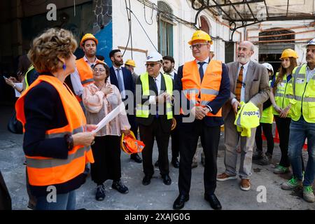 Il sindaco di Roma Roberto Gualtieri visita il cantiere del Porto fluviale Recupero del patrimonio artistico e sociale dell'immobile vincolato ed occupato ex Direzione Magazzini del Commissariato - Cronaca - Roma, Italia -Venerdì, 7 Giugno 2024 (foto Cecilia Fabiano/LaPresse) le maire de Rome Roberto Gualtieri visite le chantier de Porto fluviale récupération du patrimoine artistique et social de la propriété restreinte et occupée ancienne gestion d'entrepôt du Commissariat - Actualités - Rome, Italie - vendredi 7 juin 2024 (photo Cecilia Fabiano/LaPresse) Banque D'Images