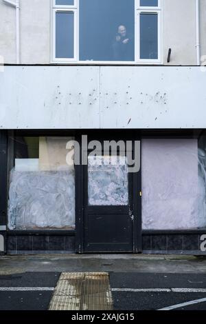 Un magasin d'affaires fermé dans le centre de Newquay Town en Cornouailles au Royaume-Uni. Banque D'Images