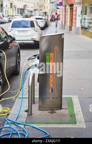 Vienne, Autriche - 12 octobre 2022 : les voitures électriques se chargent à la borne de recharge à l'extérieur Banque D'Images