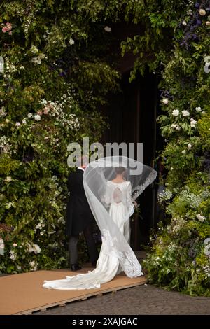 Olivia Henson arrive à la cathédrale de Chester pour son mariage avec le duc de Westminster, le 7 juin 2024 Banque D'Images